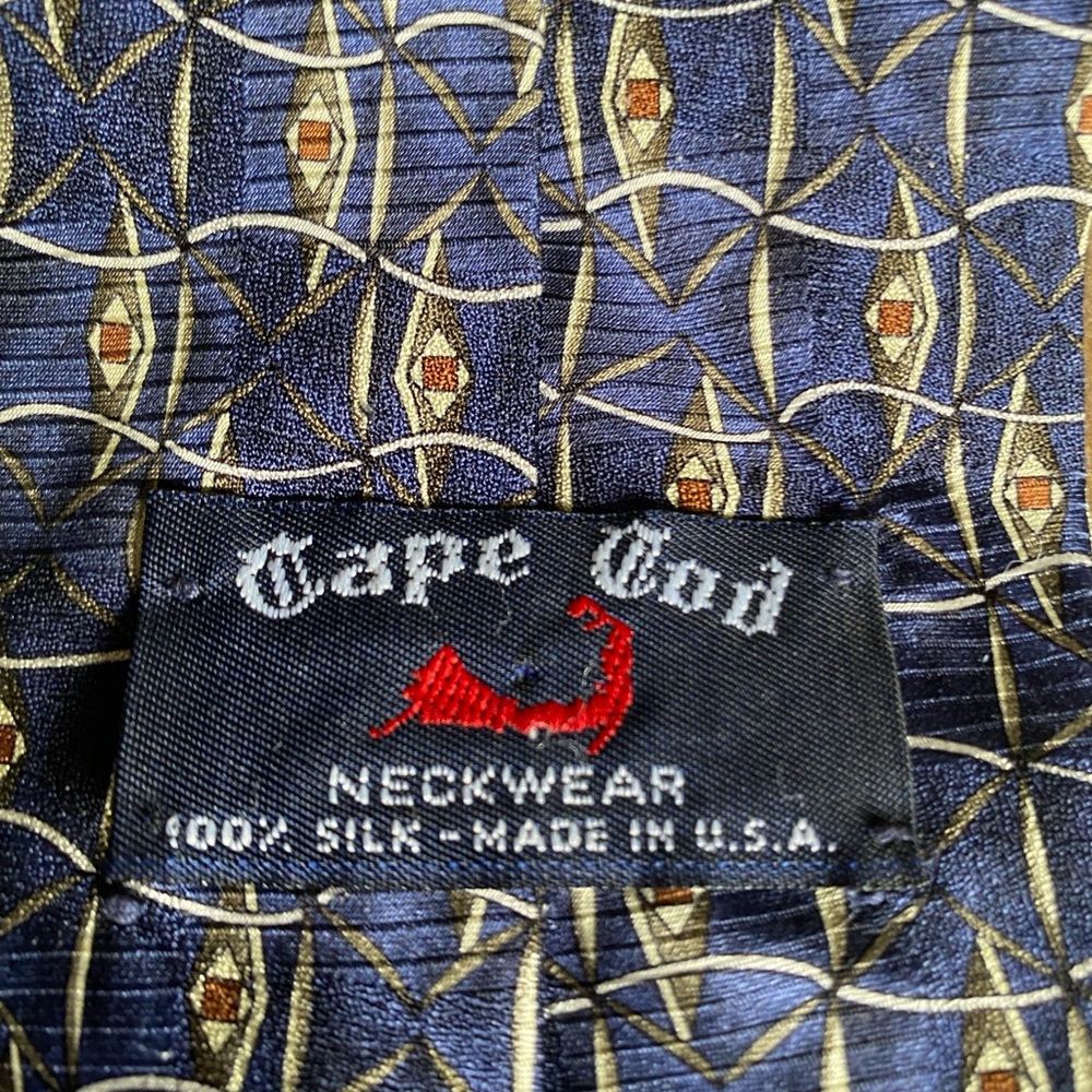 Cape Cod 100% silk necktie. - Picture 4 of 5